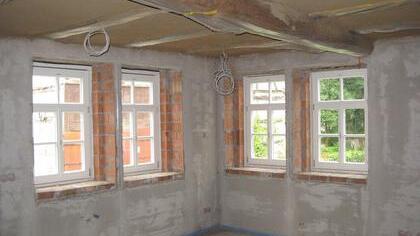 Alt und neu lässt sich leicht kombinieren wie man an dieser restaurierten Lehmdecke auf neuen Mauern aus Poroton-Steinen sieht.