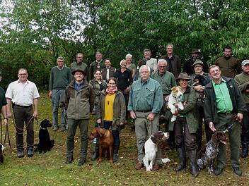 Große Freude herrschte bei den Waidmännern und Jägerinnen über den Erfolg ihrer Jagdhunde bei der Brauchbarkeitsprüfung.  Foto: Günther Geiling