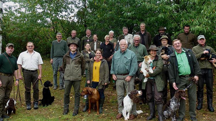 Große Freude herrschte bei den Waidmännern und Jägerinnen über den Erfolg ihrer Jagdhunde bei der Brauchbarkeitsprüfung.  Foto: Günther Geiling