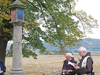 Pater Heribert Arens (rechts) und Pater Alexander Weissenberger stellten die Marter bei den "Fünf Linden" unter Gottes Segen. Foto: Thomas Hümmer