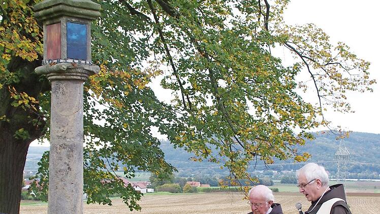 Pater Heribert Arens (rechts) und Pater Alexander Weissenberger stellten die Marter bei den "Fünf Linden" unter Gottes Segen. Foto: Thomas Hümmer
