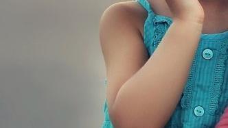 Obwohl ihr Hund einem Kind in Bamberg in den Arm biss, ging eine Frau einfach weiter. Sie sah ihr Unrecht nicht ein. Die Polizei sucht nach Zeugen des Vorfalls. Symbolbild: pixabay.com