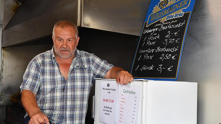 Georg Püls alias  Schorschi im Grillwagen. Foto: Ronald Rinklef
