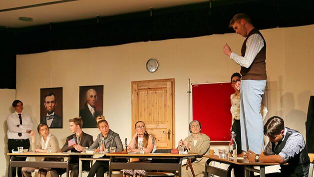Um Leben oder Tod eines 19-Jährigen, der seinen Vater erstochen haben soll,  geht es in dem Theaterstück "Die zwölf Geschworenen". Schüler des  Gymnasiums haben dieses Stück einstudiert und führen es am  Freitag, 11. Oktober, noch einmal auf. Foto: Dieter Britz