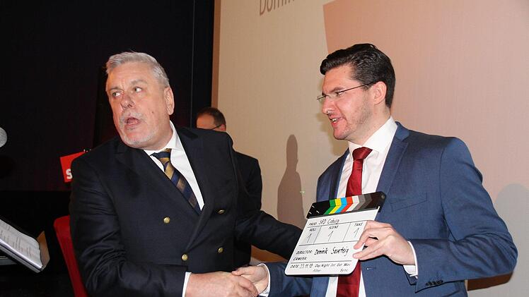 Der noch amtierende SPD-Oberbürgermerister Norbert Tessmer (links) überreichte Dominik Sauerteig nach dessen erfolgter Nominierung zum OB-Kandidaten eine Filmklappe.Oliver Schmidt