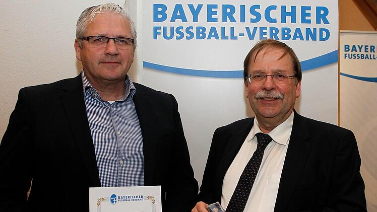 Walter Moritz aus Haßfurt (links) ist seit 25 Jahren für den BFV aktiv und erhielt dafür die Verbands-Verdienstnadel.  Rechts BFV-Präsident Rainer Koch. BFV/Fabian Frühwirth
