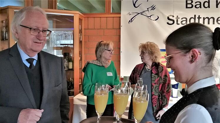 Restaurantfachfrau Rebecca Greubel (Hotel Sonnenhügel, Bad Kissingen) empfängt BHG-Kreisvorsitzenden Heinz Stempfle mit einer Erfrischung. Foto: Sigismund von Dobschütz