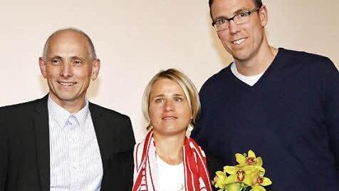 Verena Bentele fühlte sich bei den nationalen Serien-Siegern im Basketball, Manager Wolfgang Heyder und Headcoach Chris Fleming, sichtlich wohl.  Foto: Bertram Wagner