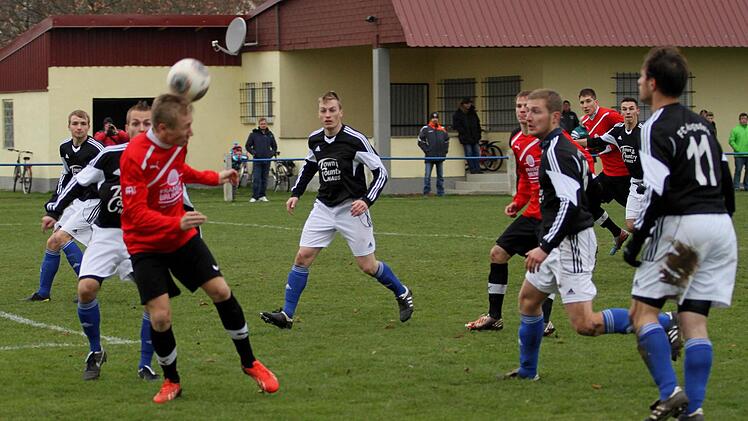 Der Neustadter Frank Kirschner (Dritter von links) verlängert die Flanke auf seinen Mitspieler. Vorne von rechts Uli Loeper, Alexander Derra und FC-Stopper Patrick Lugert.
