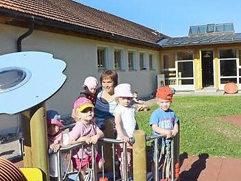 Im neuen "Zwergengarten", der für die Krippenkinder des Kindergartens St. Johannes der Täufer angelegt wurde, fühlen sich die Kleinsten sehr wohl. Mit im Bild die Leiterin der Tagesstätte, Susanne Bonitz. Sie lädt für den morgigen Sonntag ab 13.30 Uhr herzlich zur Einweihung der Krippe ein. Foto: Karl-Heinz Hofmann