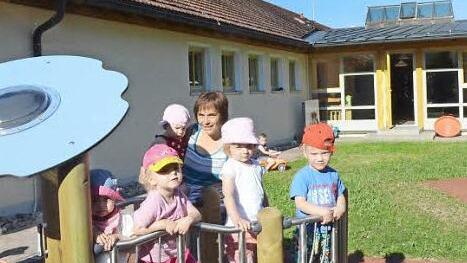 Im neuen "Zwergengarten", der für die Krippenkinder des Kindergartens St. Johannes der Täufer angelegt wurde, fühlen sich die Kleinsten sehr wohl. Mit im Bild die Leiterin der Tagesstätte, Susanne Bonitz. Sie lädt für den morgigen Sonntag ab 13.30 Uhr herzlich zur Einweihung der Krippe ein. Foto: Karl-Heinz Hofmann