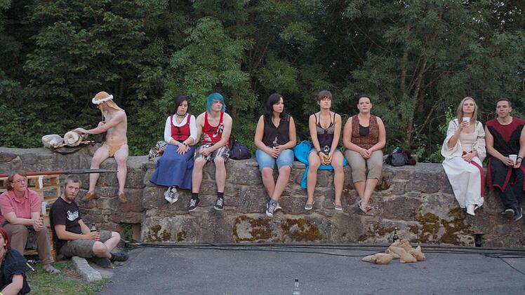 Tolle Kostüme, zünftige Klänge, alte Handwerkskunst und wirbelnde Tänze erlebte die sonst so beschaulich daliegende Ruine der Lauterburg am Wochenende beim Mittelalter-Spektakel. Foto: Rainer Lutz