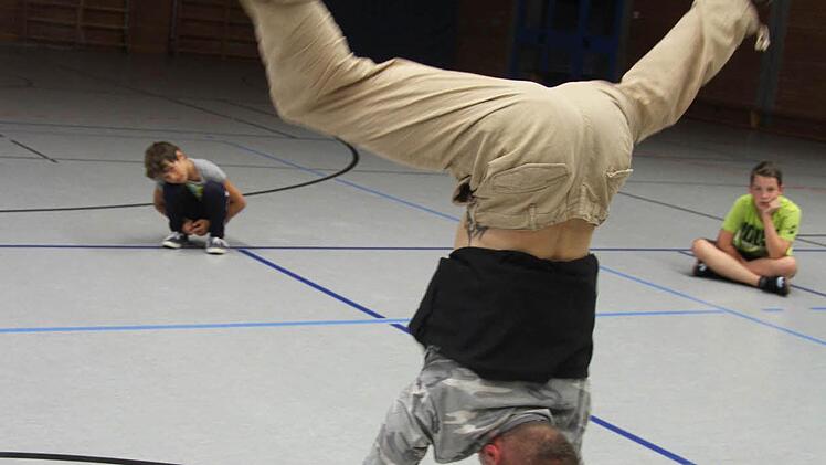Hand- und Kopfstand sind die Ausgangspositionen für viele weitere Breakdanceelemente. Foto: Sonja Adam