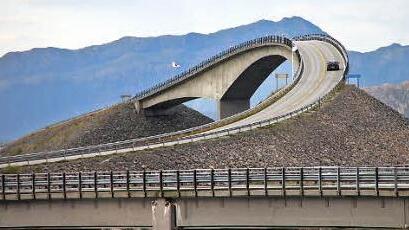 Eine der kühn geschwungenen Brücken an der norwegischen Atlantikroute. Fotos: Klaus Hümmer
