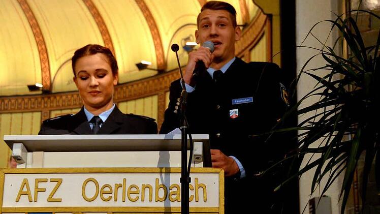 224 Polizeimeisteranwärter des neuen Ausbildungslehrgangs in Oerlenbach wurden in der Bad Kissinger Wandelhalle vereidigt.  Foto: Peter Rauch
