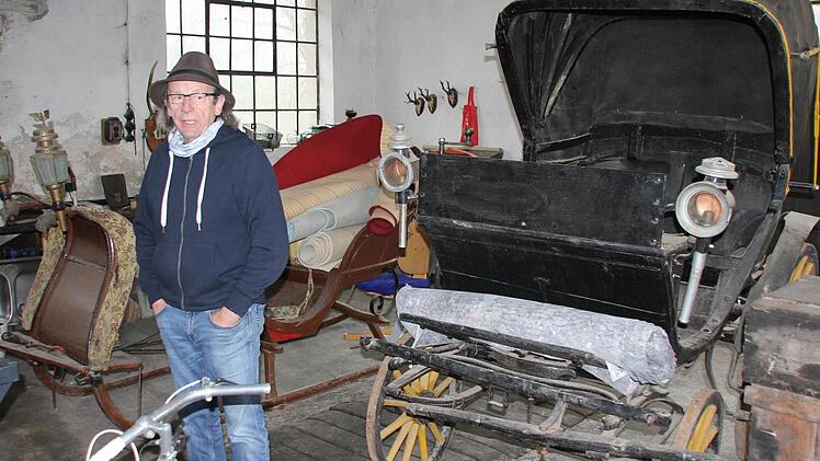 In der einstigen Autowerkstatt stehen jetzt Kutsche und Schlitten