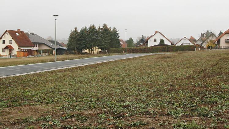 Binnen kurzer Zeit waren die Grundstücke im Baugebiet III am Langenbühler Weg verkauft. Laut Bürgermeister Ralf Holzmann gibt es noch weitere Nachfrage nach bebaubarem Land in Rugendorf.Klaus Klaschka