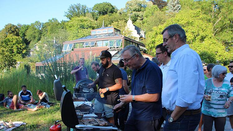 Grillen vor dem Sintflutbrunnen? Mit einer ungew&ouml;hnlichen Aktion bev&ouml;lkerte Pro Coburg den Rosengarten.Foto: Marieke Fiala