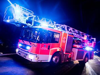 Scheune fängt Feuer: Traktor zerstört