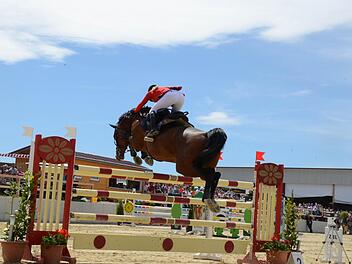 Traumhaftes Wetter und große Sprünge: Das Turnier in Detter lockte mehrere tausend Besucher auf den Reiterhof der Familie Müller. Im Bild: Stefanie Görlich. Fotos: Jürgen Schmitt