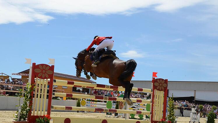 Traumhaftes Wetter und große Sprünge: Das Turnier in Detter lockte mehrere tausend Besucher auf den Reiterhof der Familie Müller. Im Bild: Stefanie Görlich. Fotos: Jürgen Schmitt