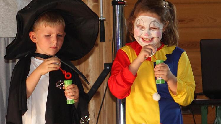 Pia Knöttner (links) als Zauberer und Niklas Wiemann als Clown beim "Seifenblasen"-Lied.