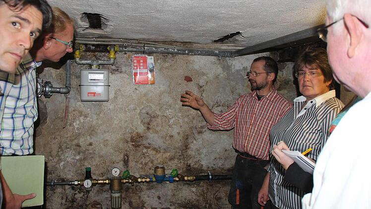 Andreas Remshard (rotkariertes Hemd) zeigte auf, wo die Probleme im Keller des Heimatmuseums liegen.Foto: Eckehard Kiesewetter