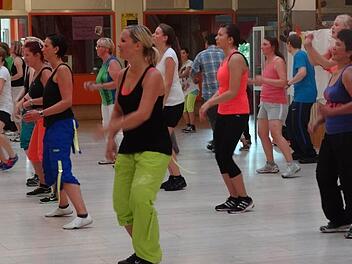 Der Rhythmus steckt an. Beim Zumba kann man sich eddem bewegungsdrang einfach kaum enttziehen. Fotos: Johanna Eckert