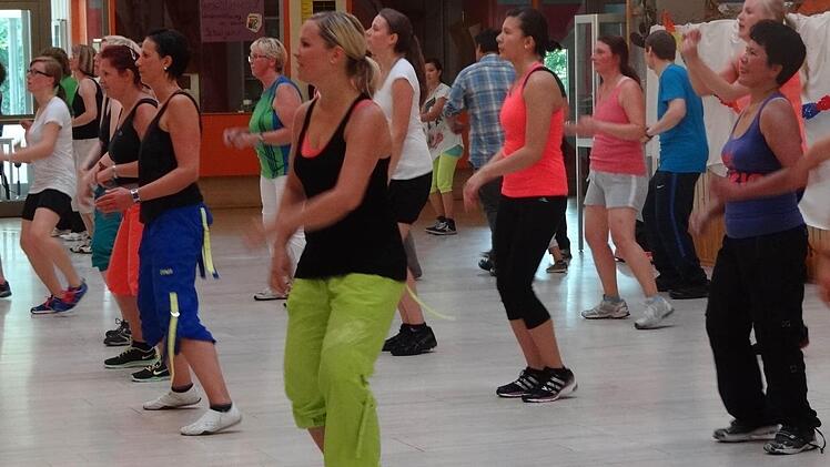 Der Rhythmus steckt an. Beim Zumba kann man sich eddem bewegungsdrang einfach kaum enttziehen. Fotos: Johanna Eckert