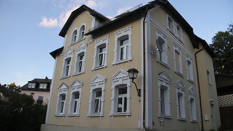 In diesem Haus direkt am Wonseeser Marktplatz sollen Flüchtlinge in drei Wohnungen untergebracht werden. Die Marktgemeinde mietet das Gebäude eigens dafür an, kümmert sich um die Ausstattung sowie um Betreuung und Integration der Asylsuchenden. Foto: Sonja Adam