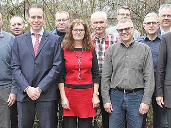 Arbeitsjubilare zeichnete die Mediengruppe Oberfranken aus. Der Sprecher der Geschäftsführung, Walter Schweinsberg (rechts), sowie die Spartengeschäftsführer für Fachverlage, Bernd Müller (Zweiter von rechts), sowie für die Druckereien, Jörg Schild-Müller (links), würdigten die Treue der Geehrten zum Unternehmen. Foto: Jochen Nützel