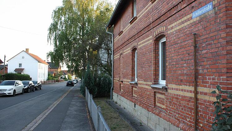 In der Bad Rodacher Schillerstraße bleibt das Parken auf Geh- und Radwegen verboten. Einen entsprechenden Antrag von Anwohnern lehnte der Bauausschuss ab. Foto: Henning Schuster