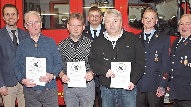 Ehrung langjähriger Mitglieder der Feuerwehr (von links): Bürgermeister Andreas Hügerich, Ulrich Tappert, Thomas Tappert, 2. Vorsitzender Thomas Brocke, Stefan Förtsch (für seinen Vater Alfred Förtsch), Kommandant Alexander Ultsch und Vorsitzender Erich Wachsmann  Foto: Alfred Thieret