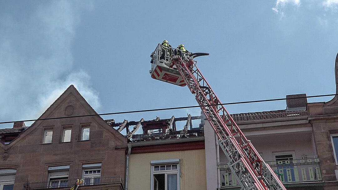 Dachstuhl eines Mehrfamilienhauses fängt Feuer