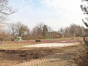 Auf dem schuleigenen Sportplatz soll ein Containerdorf entstehen, in dem nicht nur die Klassenräume, sondern auch der Hort und die Verwaltung untergebracht werden.  Foto: Gerda Völk