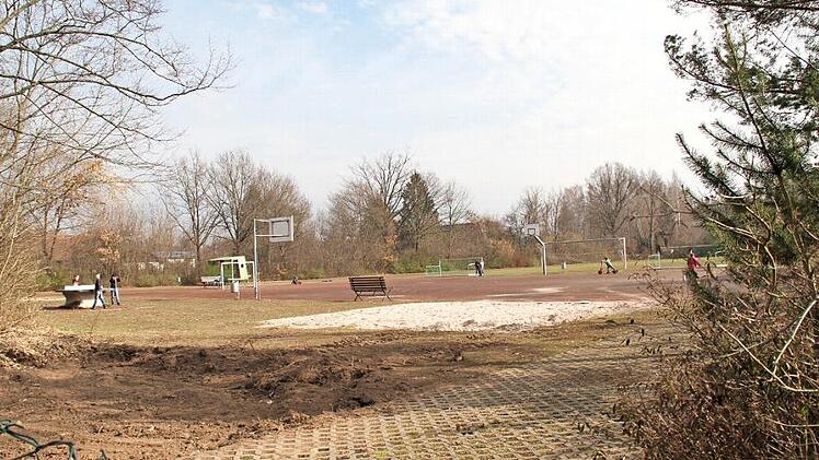 Auf dem schuleigenen Sportplatz soll ein Containerdorf entstehen, in dem nicht nur die Klassenräume, sondern auch der Hort und die Verwaltung untergebracht werden.  Foto: Gerda Völk