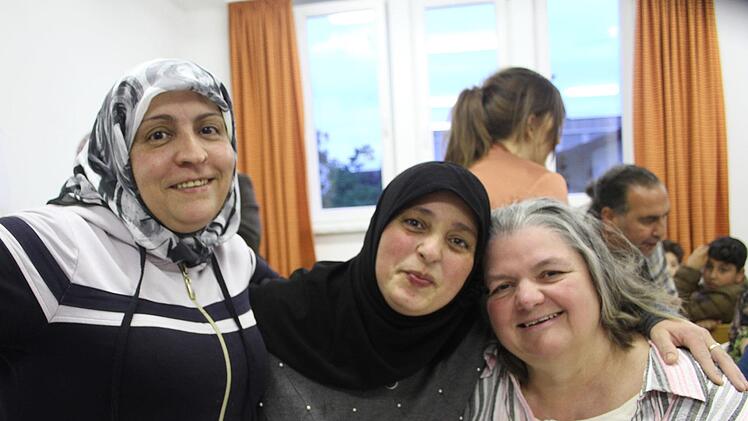 Amira Hamou und Wafaa Mahmoud mit Sprachlehrerin Gabi Popp. Foto: Sonny Adam