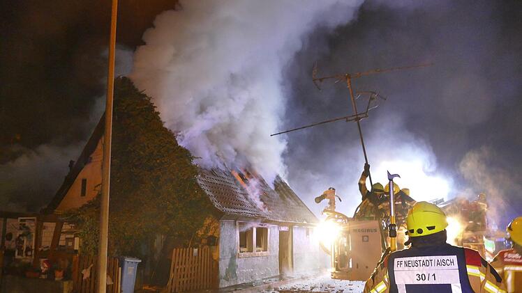 In Mittelfranken hat sich am Neujahrstag ein großer Feuerwehreinsatz ereignet.  Fotos: News5/Oßwald
