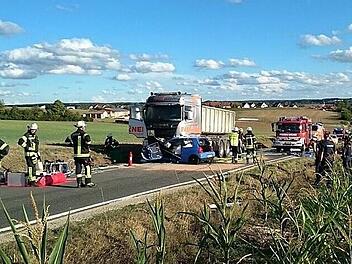 Bei Steppach kollidierte ein Kleinwagen mit einem entgegenkommenden Lkw. Der Lastwagen zog den VW noch mehrere Meter mit sich. Hierbei entfachte sich ein Feuer.