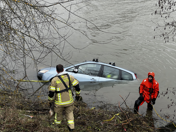 Auto in Bamberg in die Regnitz gerollt