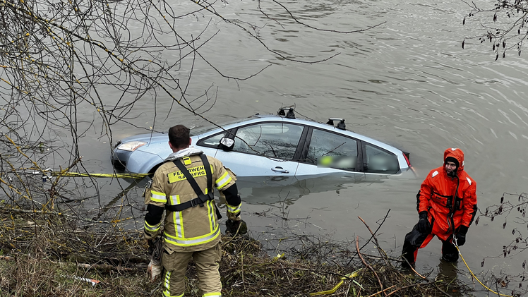Auto in Bamberg in die Regnitz gerollt