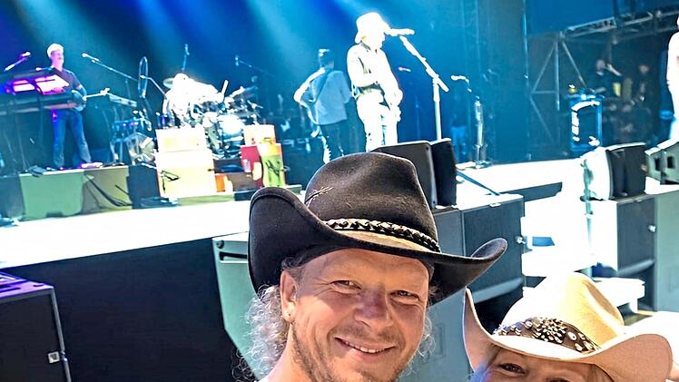 Alexandra G&ouml;&szlig;wein und Ralf Lohnert stehen beim Konzert von Brad Paisley in der ersten Reihe.High Risk