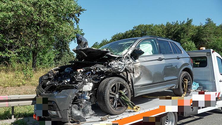 F&uuml;nf Tonnen fl&uuml;ssiger Asphalt verteilt sich auf der A3: Umgekippter Lastwagen sorgt f&uuml;r Chaos