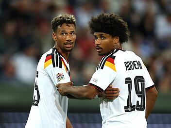 Schwarze Nationalspieler, hier Bambas&eacute; Cont&eacute; und Karim Adeyemi, sind nach Angaben der "Sportschau"-Redaktion immer &ouml;fter Zielscheibe rassistischer Entgleisungen in den sozialen Medien.