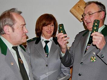 Besondere Auszeichnung: Schützenmeister Gerd Schmitt (rechts) und Kassier Karin Wollinger zeichnen Ehrenschützenmeister Albert Schmitt mit seinen Rangabzeichen aus. Foto: Sigismund von Dobschütz