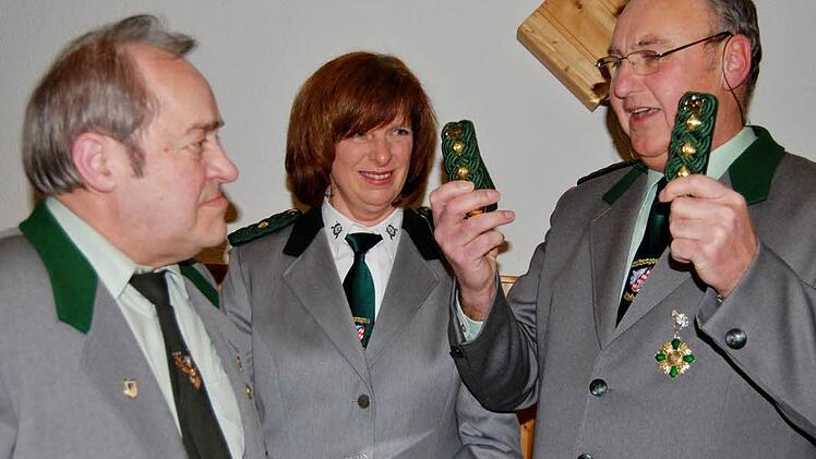 Besondere Auszeichnung: Schützenmeister Gerd Schmitt (rechts) und Kassier Karin Wollinger zeichnen Ehrenschützenmeister Albert Schmitt mit seinen Rangabzeichen aus. Foto: Sigismund von Dobschütz