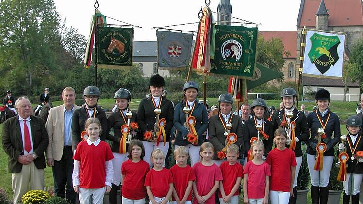 Standarten der Reitvereine beleben das Bild der Kreismeister im Reiten 2014 vor der Klosterkirche Sonnefeld. Mit im Bild der RSG-Nachwuchs sowie Peter Lehnert und Michael Keilich (links), Friedhold Riß und Landrat Michael Busch (rechts). Foto: Klaus Oelzner