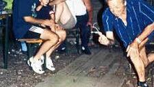 Letztes Kegeln war am 8. August 1997: Horst Rädlein in Aktion; linke Bank: "Kegellegende" Gustav Bätz; stehend: Werner Korn; vordere Bank: Michael Busch, Fabian Busch, Berit Busch, Karl Brembs .