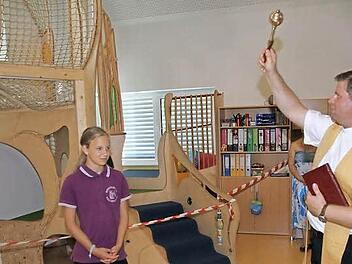 Ein Klettergerüst bildet künftig den Mittelpunkt im Gruppenraum der Hallerndorfer Kinderkrippe. Pfarrer Matthias Steffel nahm die Weihe der neuen Einrichtung vor.  Foto: Mathias Erlwein Ein Klettergerüst bildet künftig den Mittelpunkt im Gruppenraum der Hallerndorfer Kinderkrippe. Pfarrer Matthias Steffel nahm die Weihe der neuen Einrichtung vor.  Foto: Mathias Erlwein