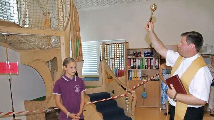 Ein Klettergerüst bildet künftig den Mittelpunkt im Gruppenraum der Hallerndorfer Kinderkrippe. Pfarrer Matthias Steffel nahm die Weihe der neuen Einrichtung vor.  Foto: Mathias Erlwein Ein Klettergerüst bildet künftig den Mittelpunkt im Gruppenraum der Hallerndorfer Kinderkrippe. Pfarrer Matthias Steffel nahm die Weihe der neuen Einrichtung vor.  Foto: Mathias Erlwein